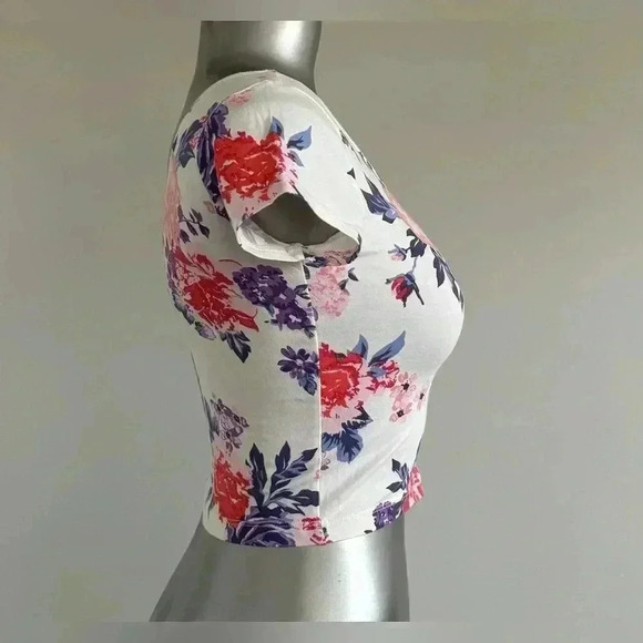🆕Women’s  | Floral Crop Top - Picture 2 of 13